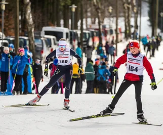 Für den gastgebenden ATSV Gebirge/Gelobtland waren sieben Sportler am Start. Dazu gehörte auch Marie Makosch (links), die hier zusammen mit Josy Kiesel von der TSG Bau Hammerbrücke auf der Zielgeraden des Sprints zu sehen ist. Während sie im Prolog auf Platz 17 lief, reichte es im Klassik-Rennen tags darauf nur zu Rang 29. 