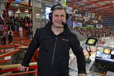 Stefan Aurich, der Kommentator bei „Sprade TV“ ist, fährt nicht in die Vogtland Arena. Dort überträgt das MDR-Fernsehen live.