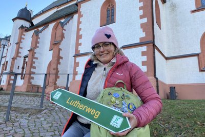 Aneta Grund aus Mittweida engagiert sich für den Lutherweg in Sachsen, hier an der Stadtkirche.
