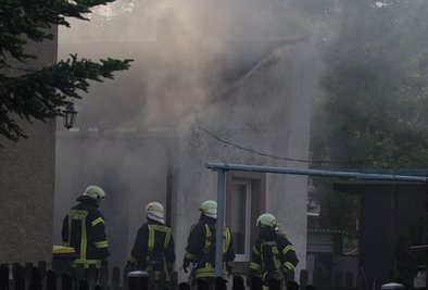 Durch das Feuer im Anbau kam es zu einer starken Rauchentwicklung. Der Qualm zog auch ins Haus, sodass die Bewohner vorsorglich für eine Nacht evakuiert wurden.