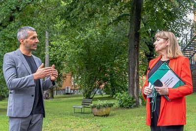 Über die psychosozialen Folgen der Pandemie sprach am Freitag der Chefarzt der Kinder- und Jugendpsychiatrischen Klinik in Rodewisch, Dr. Wolfgang Liskowsky, mit Sozialministerin Petra Köpping. Liskowsky und der in Auerbach praktizierende Psychotherapeut Ken Schönfelder warnen vor erneuten Kita- und Schulschließungen im Herbst. Die Belastung für Familien in Lockdown-Phasen sei gravierend, schon jetzt der daraus resultierende erhöhte Zulauf an jungen Patienten kaum zu stemmen. Köpping appellierte an die Verantwortung aller Erwachsenen, sich mit der Bereitschaft zum Impfen solidarisch mit der Jugend zu zeigen.