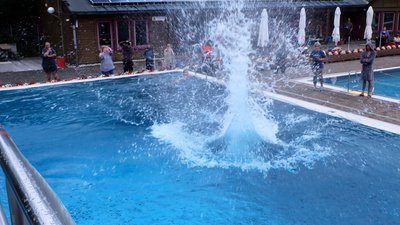Hohe Fontänen waren im Zwönitzer Freibad beim Wettbewerb zum Arschbombenkönig zu bewundern. 