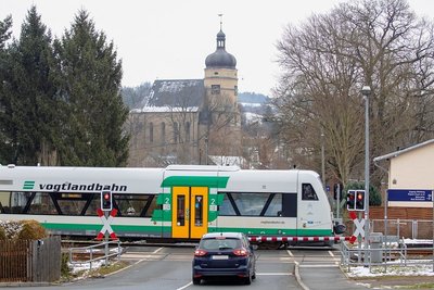 Ein Triebwagen der Vogtlandbahn fährt durch Kürbitz. Wenn die Elstertalbahn in Richtung Tschechien einmal elektrifiziert und durchgängig zweigleisig ausgebaut sein wird, sollen dort deutlich mehr Züge fahren. 