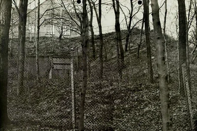 Ein Blick auf das einstige Wismut-Gelände, aufgenommen circa 1980. Zu sehen ist der Zugang zum Bunker.