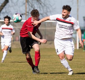 Ausgebremst: Die Langenau um Kevin Arslan (l.) kamen am Sonntag nicht an den gut gestaffelten Bannewitzern vorbei. 