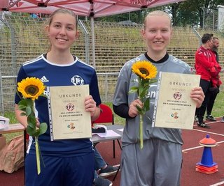Miriam Sandmann (links) und Sally Andrä (rechts) erhielten die Auszeichnung als Spielerinnen des Jahres 2021 nachgereicht. 
