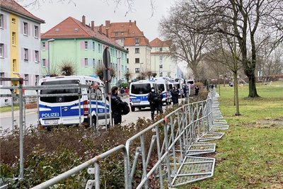 Die Polizei war bei dem Besuch von Ministerpräsident Michael Kretschmer (CDU) mit einem Großaufgebot in Frankenberg vor Ort.