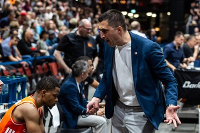 Co-Trainer Gjorgji Kochov flippte nach einem katastrophalen dritten Viertel der Niners kurz mal komplett aus.