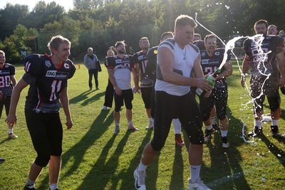 Die Chemnitz Crusaders können die Sektkorken knallen lassen. Als ungeschlagener Meister der Mitteldeutschen Oberliga steigen sie in die Regionalliga auf.