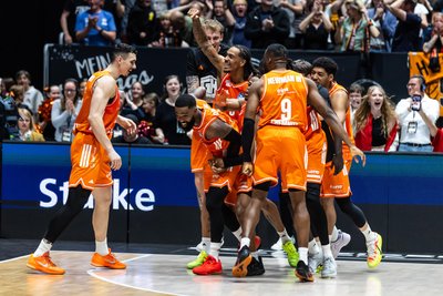 Party nach dem Buzzerbeater: Die Spieler feiern Corey Davis.