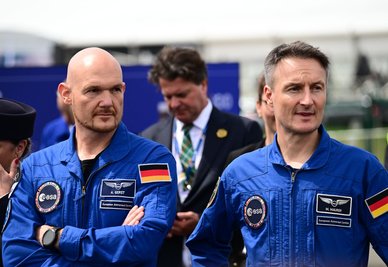 Alexander Gerst (l) und Matthias Maurer freuen sich für ihren Kollegen Luca Parmitano.