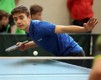 Tischtennis-Talent Karl Zimmermann, hier bei einem früheren Wettkampf, wurde bei den Mitteldeutschen Meisterschaften der Herren zu Karl, dem Großen: Der Reichenbacher, der für den TTC Sachsenring aufschlägt, ließ die Konkurrenz hinter sich. 