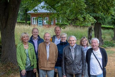 Der Vorstand der Freunde Plauens kürzlich im Arboretum. Von links: Simona Jungmann, Andreas Stephan, Frank Beer, Ulrich Franke, Ute Lippert, Viel-Spender Heinrich "Heini" Maier, Gerlinde Gebauer-John und Gunter Freyer.