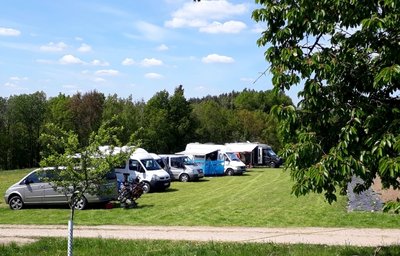 Ein Teil der Urlauber, die mit dem Wohnmobil unterwegs sind, bevorzugen kleine Stellplätze mit wenig Komfort, andere entscheiden sich für große Plätze mit Rundum-Service. 