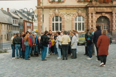 Eine Szene aus dem Jahr 1993. Geringswalder Wanderer treffen sich vorm Rathaus für eine Tour nach Colditz.