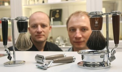 Wollen die tägliche Rasur zum Erlebnis machen: Christian und Andreas Müller, die Geschäftsführer der Hundshübeler Rasierutensilien-Manufaktur, mit einigen Sets der neuen Einsteiger-Kollektion "Intro".
