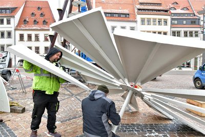 Kai Beier und Raphael Wünsch von der MK Service GmbH haben am Montag ab 7.30 Uhr die Pyramide demontiert. Unterstützung erhielten sie unter anderem von der Kranfirma Zwoch.