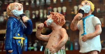 Die Rasur im Wandel der Zeit: Im Haus gibt es ein kleines Museum mit Rasierapparaten, Pinseln, Rasiermessern, Klingenschärfern und Barbiermaschinen. Führungen nach Voranmeldung unter Ruf 037462 6520.