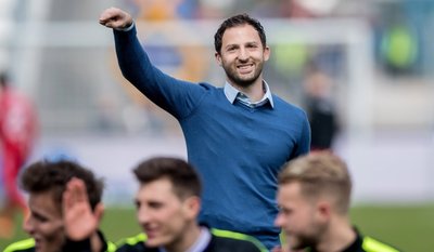 Da kommt Freude auf. Domenico Tedesco ist ein kometenhaften Aufstieg in die Beletage des deutschen Fußballs gelungen.