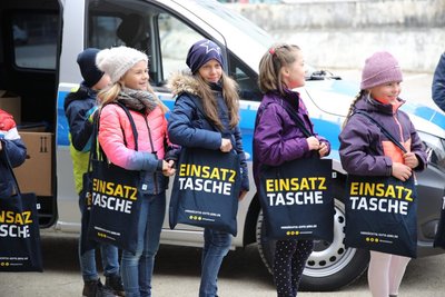 Überraschung für die Schüler: Auch die Polizisten hatten kleine Aufmerksamkeiten mitgebracht.