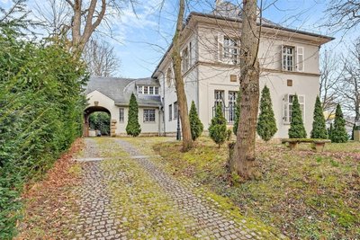 Sieben Zimmer auf zwei Etagen plus Dachboden und Keller: Die frühere Fabrikantenvilla in Braunsdorf steht zum Verkauf.