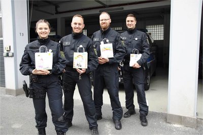 Helden des Alltags: Die Beamten freuten sich offensichtlich über die gebastelten Gaben.