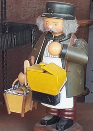 Ein "Wärschtlamo" als Räuchermann. Die Figur wurde in Hof in einem Schaufenster fotografiert. 
