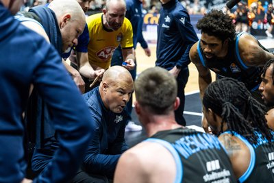 Mike Taylor ist seit wenigen Tagen Trainer in Jena. Seine Premiere feierte er ausgerechnet beim Derby in Chemnitz.
