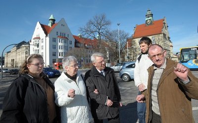 Christiane Rudolph, Tochter der Zeitzeugen Renate und Hans Rudolph, Rico John und Zeitzeuge Bernd Schüttauf (von li.) nach der Gedenkmatinee im Cine-Star Luxorfilmpalast. 