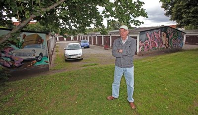Graffiti schmücken die Garagen an der Julius-Seifert-Straße. Trotzdem muss Vorsitzender Günter Schipke jährlich mit dem Abriss rechnen.