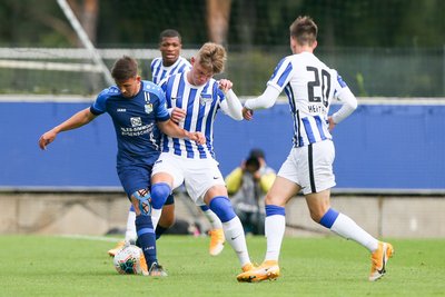 Felix Schimmel im Zweikampg gegen die Herthaner Luca Netz und Jonas Michelbrink (v.l.).