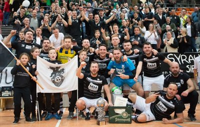 Amtierender Pokalverteidiger nach einem Jahr Abstinenz vom Hallenfußball ist immer noch der SC Syrau, der sich im Finale im Januar 2020 gegen die SG Jößnitz 2:1 durchsetzte.