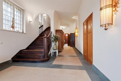 Ein Blick in den Erdgeschoss-Flur der früheren Fabrikantenvilla zeigt, dass stilvoll und detailverliebt restauriert wurde.