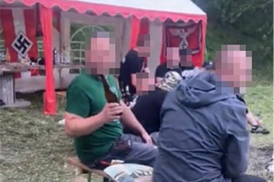 In diesem Ambiente feierte eine Gruppe in einem Kleingarten in Gärtitz bei Döbeln den Männertag nach. Deutlich im Hintergrund zu sehen: ein Hakenkreuz.