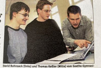 Blick in die "Freie Presse" vom 28. Juni 2003. Thomas Keßler (Mitte) war Teil eines Teams aus Industrie und Forschung, das zum „Einsatz multifunktionaler Strukturen zur Temperierung solar bestrahlter Verkleidungselemente“ im Auto arbeitete.