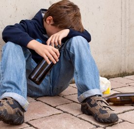 Sie werden immer jünger und greifen öffentlich und ungeniert zur Flasche.