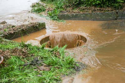 Heftige Gewitter sind ab dem Sonntagmittag über das Erzgebirge gezogen, starker Regen führte zu kleineren Überflutungen auf mehreren Straßen und Grundstücken.