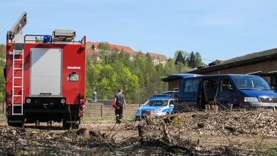 Am Freitag haben Ermittler der Kriminalpolizei auf dem Gelände des alten Güterbahnhofes in Aue nach Spuren gesucht. Auch ein Fahrzeug der Feuerwehr war vor Ort.