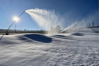 Der Skiclub Falkenau hat den Hang an der Plauer Straße kräftig beschneit. Ab Mittwoch dreht sich der Lift.