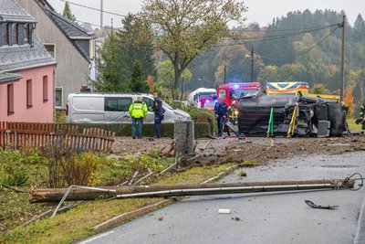 Ein 18-Jähriger ist bei diesem Unfall in Geyer schwer verletzt worden.