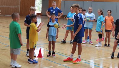 Die Kinder des HC Louny mit ihren Auer Trainern Matej Jahoda (Mitte, im blauen Trikot) und Leon Thomas (im Hintergrund).