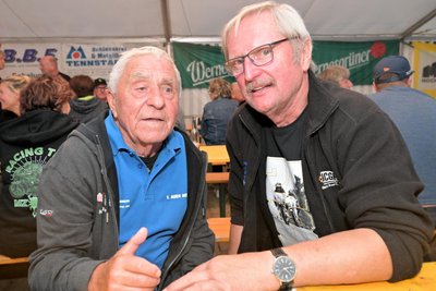 Stefan Tennstädt (rechts) traf am Zschorlauer Dreieck auf den „Mister MZ“, den Hundshübler Heinz Rosner.