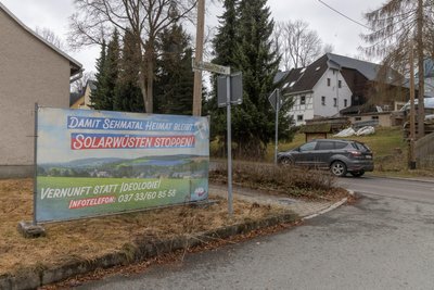 An mehreren Standorten in der Gemeinde Sehmatal stehen Protestplakate gegen die beiden geplanten Solarprojekte.
