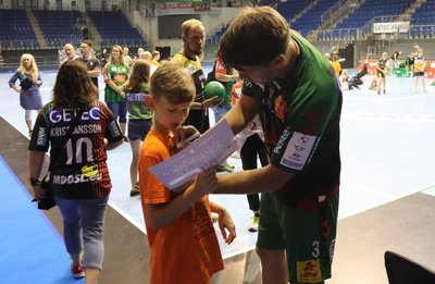 Aufregend: Campteilnehmer Fietje Raßloff holt sich hier in Magdeburg eine Unterschrift vom polnischen Nationalspieler Piotr Chrapkowski.