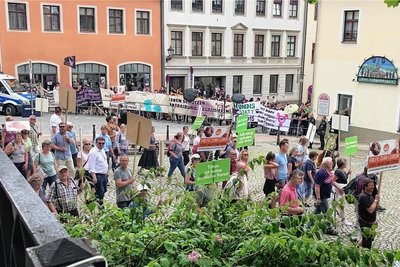 Ziel der Abtreibungsgegner ist wieder der Kirchplatz, wo Reden geplant sind. 
