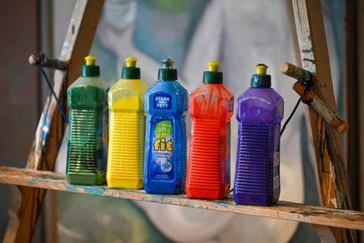 In Fit-Flaschen hat Katy Gluch ihre speziellen Acryl-Farben gefüllt und gemischt - eine Hommage an die Kulturhauptstadt Chemnitz, wo der Rote Turm steht, die Vorlage für die Flasche mit Reinigungsmittel zu DDR-Zeiten.