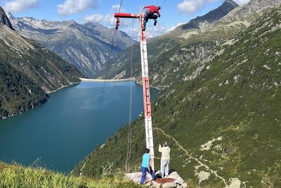 Die vierköpfige Klettergruppe erledigte den Auftrag mit teils akrobatischem Einsatz.