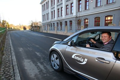 Passierte als erster Autofahrer die neue Antonstraße in Höhe des Textil- und Rennsportmuseums: Oberbürgermeister Lars Kluge.