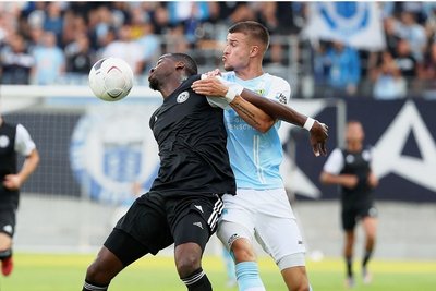 Der Chemnitzer FC um Torschütze Kilian Pagliuca (rechts) hat am Freitagabend das Auftaktspiel der neuen Regionalligasaison gegen Tennis Borussia Berlin (im Bild Cedrik Mvondo Mvondo) gewonnen.