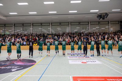 Jubel mit und Dank an 600 Fans: Die HSG-Spieler konnten am Samstagabend die La-ola-Welle starten.